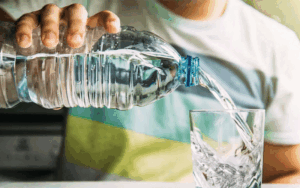 علائم کم آبی بدن چگونه ظاهر می‌شوند؟